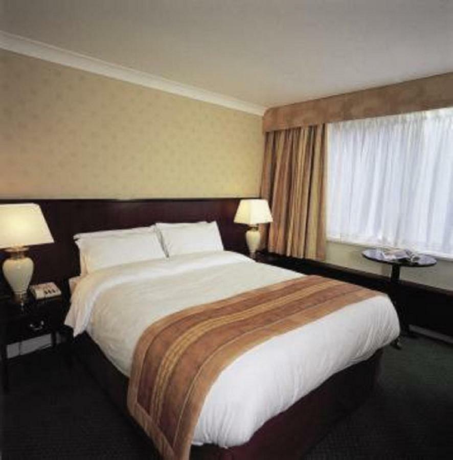 Daresbury Park Hotel & Spa Екстериор снимка
